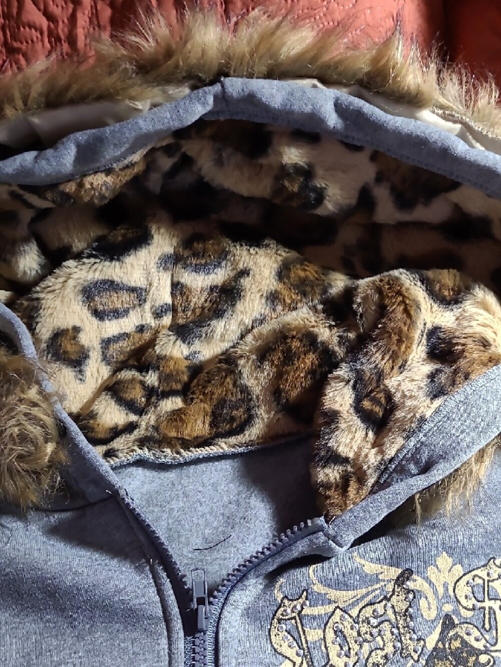 ROMWE Gray Hooded Puffer Jacket with Faux-Fur Trim and Leopard Lined Hood. - Picture 2 of 6